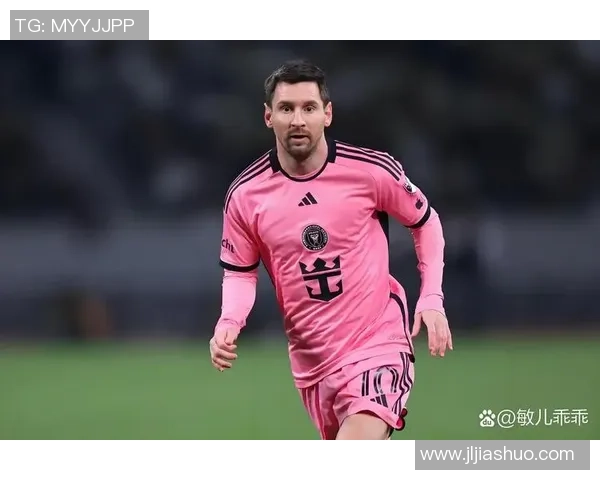 《全球足球明星的荣耀之路：从草根到巅峰的传奇旅程》